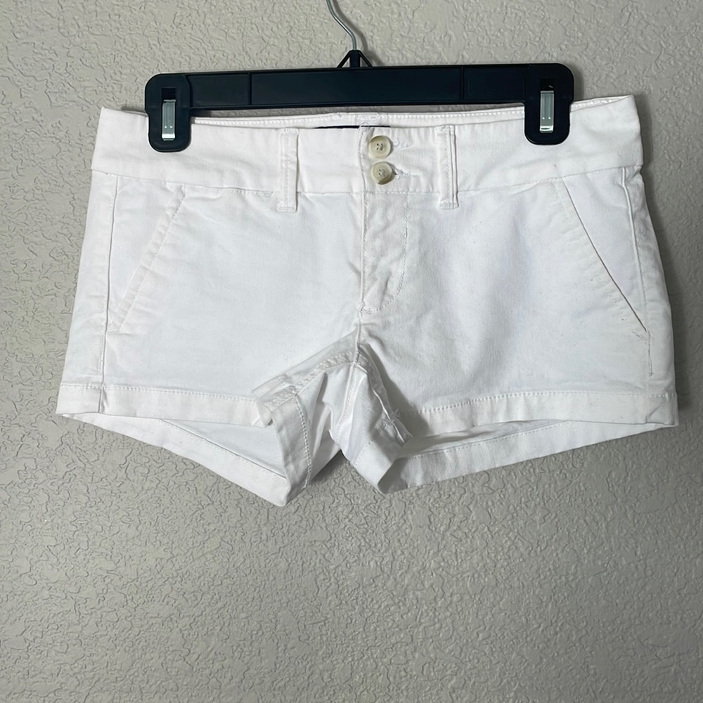 Women’s American Eagle Outfitters white shorts.